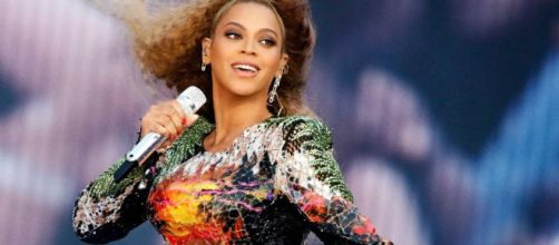 Durante a turnê de Beyoncé no Brasil em 2013, a cantora americana exigiu em seu camarim papel higiênico vermelho. (Arquivo Blasting News)