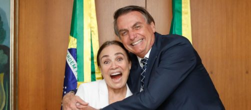 Presidente Bolsonaro feliz com Regina Duarte na Secretaria de Cultura. (Arquivo Blasting News)