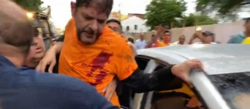 Senador Cid Gomes tenta entrar em batalhão da polícia com retroescavadeira e é baleado. ( Arquivo Blasting News )