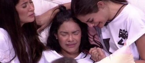 Emparedada e em prantos, Flayslane foi consolada pelas amigas Bianca e Mari: a imagem virou meme. (Reprodução/TV Globo)