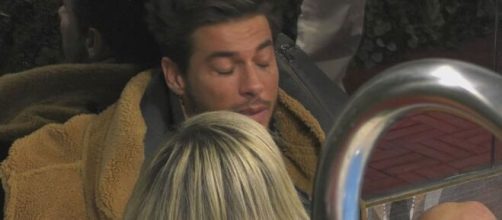 GF Vip, Andrea Denver in lacrime dopo lo scontro con Clizia per la nomination.