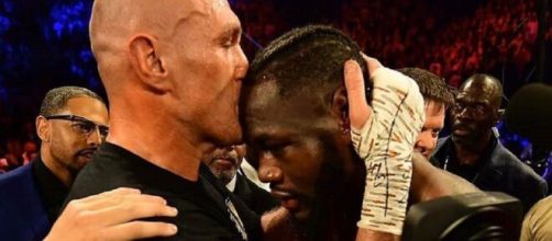 Tyson Fury, l'abbraccio ed il bacio in fronte a Wilder alla fine del combattimento.
