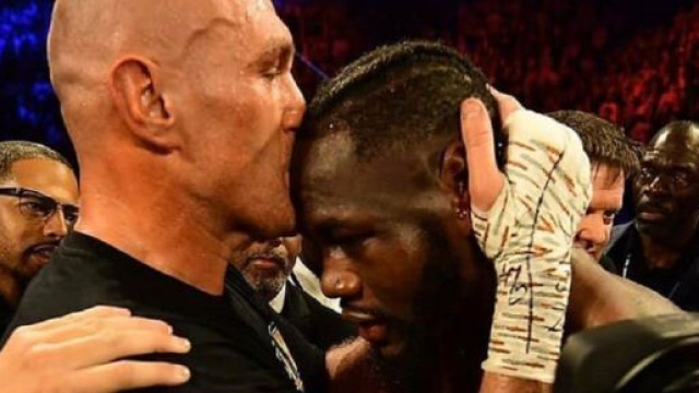 Tyson Fury, l'abbraccio ed il bacio in fronte a Wilder alla fine del combattimento.