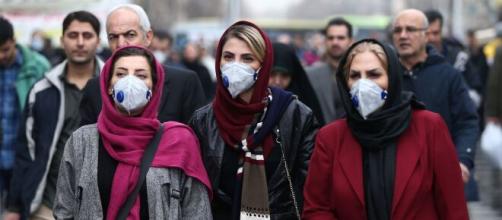Donne iraniane con dispositivi di protezione dal coronavirus