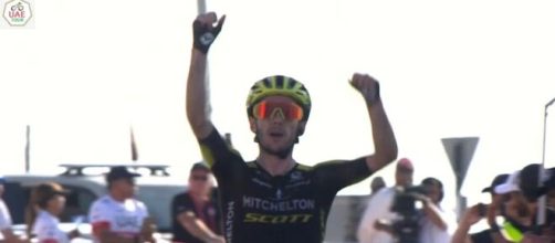 Adam Yates trionfa nella terza tappa dello UAE Tour.