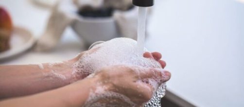 Coronavirus, l'OMS ha spiegato come creare a casa un igienizzante mani.