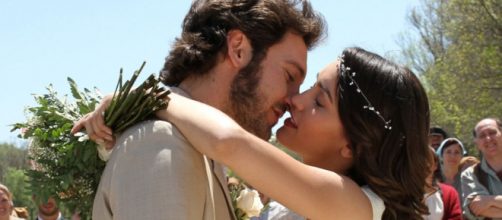 Megan Montaner y Álex Gadea en un episodio de 'El secreto de Puente Viejo' (Antena 3)