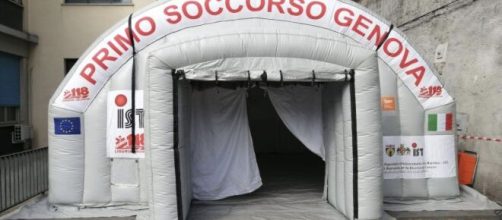 Genova, ospedale San Martino: la tenda di primo soccorso.
