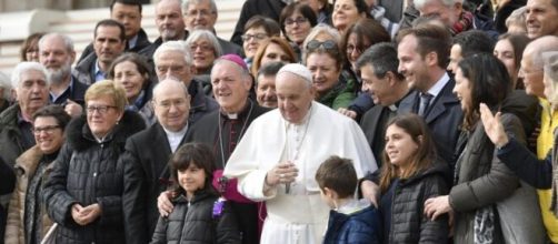 Papa Francesco con i fedeli in piazza San Pietro (Editrice Vaticana)