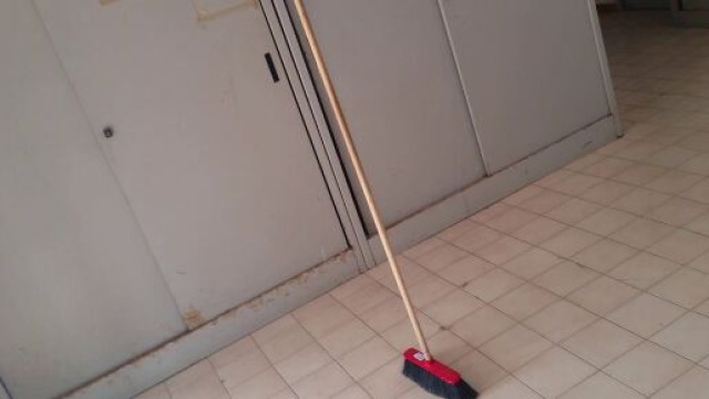 Broomstick Challenge, la sfida delle 'scope che stanno in piedi da sole'.