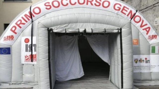 Genova, ospedale San Martino: la tenda di primo soccorso.