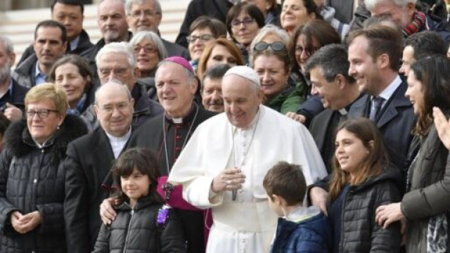Papa Francesco con i fedeli in piazza San Pietro (Editrice Vaticana)