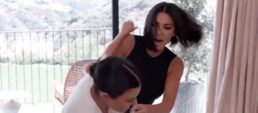 Kim Kardashian met un coup de poing à sa soeur Kourtney. Credit: Channel E!/ Capture