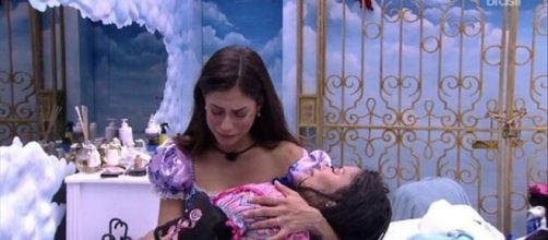 'BBB 20': Mari e Flayslane na madrugada. (Reprodução/TV Globo)