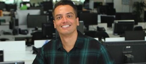 Leo Dias beija apresentador na televisão. (Arquivo Blasting News)