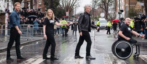 El príncipe Harry junto a Bon Jovi y miembros de la fundación Invictus. / vanityfair.com