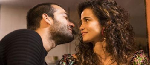 Sandro (Humberto Carrão) e Érica (Nanda Costa) vão se apaixonar na novela Amor de Mãe, da Globo. ( Reprodução/TV Globo )