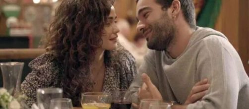 Érica e Sandro trocam olhares apaixonados em cena de 'Amor de Mãe'. (Reprodução/TV Globo)