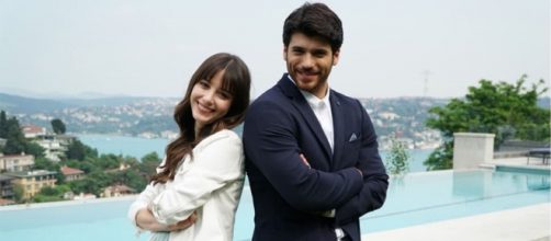 Can Yaman di nuovo insieme a Özge Gürel in 'Bay Yanlış'