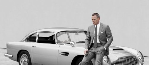 Daniel Craig posa com o Aston Martin DB5. (Arquivo Blasting News)