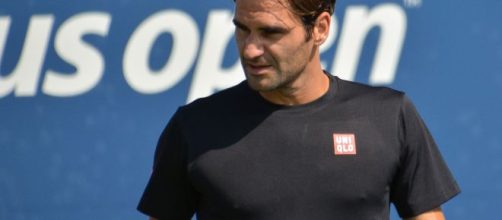 Roger Federer impegnato in un match per l'Africa.