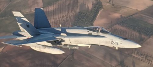 El F-18, Poker 81, intercepta al avión de Air Canadá averiado y empieza a revisar sus daños