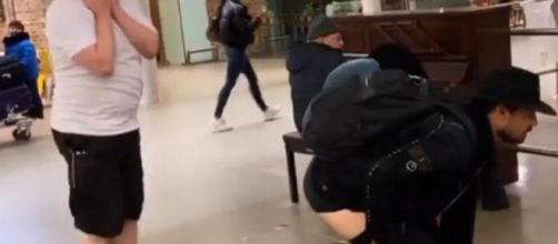 Fernando Zor 'mostra a bunda' no metro de Londres. (Reprodução/Instagram/@maraisa)