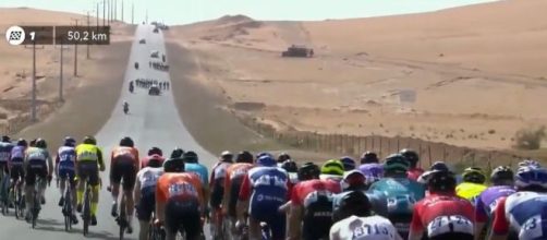 Il gruppo spezzato dal vento nella prima tappa del Saudi Tour