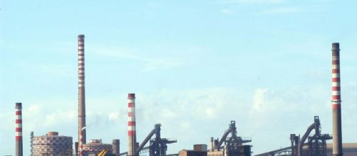L'impianto siderurgico dell'ex Ilva, che costituisce la più grande acciaieria d'Europa.