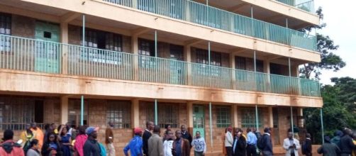 Pais e professores esperam notícias após tumulto em escola primária no Quênia deixar crianças mortas por pisoteamento. (Arquivo Blasting News)