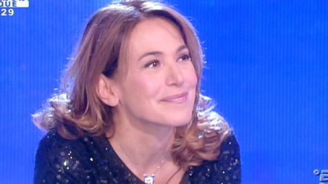 Pomeriggio 5, la d&rsquo;Urso ironizza su Serena Enardu: &lsquo;Questa signorina mi fa le scalette&rsquo;.