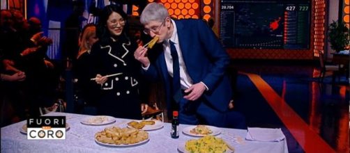 Coronavirus, Paolo Giordano, come già Barbara D'Urso e Corrado Formigli, mangia cibo cinese in diretta: 'niente paura'.