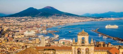 Napoli è la città in cui è cresciuta Anna Solaro, protagonista del romanzo di Lorenza Cozzolino.