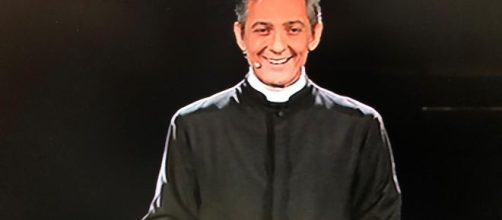 Sanremo 2020, Fiorello show vestito da prete: "L'unico Matteo che ... - liberoquotidiano.it