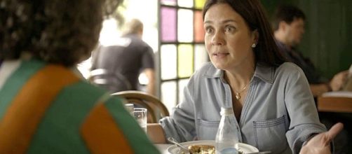 Thelma tem a ideia de servir como barriga solidária em 'Amor de Mãe'. (Reprodução/TV Globo)