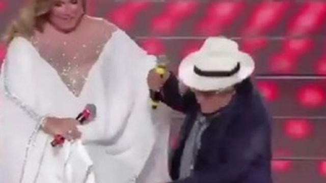 Aal Bano rischia di cadere sul palco dell'Ariston