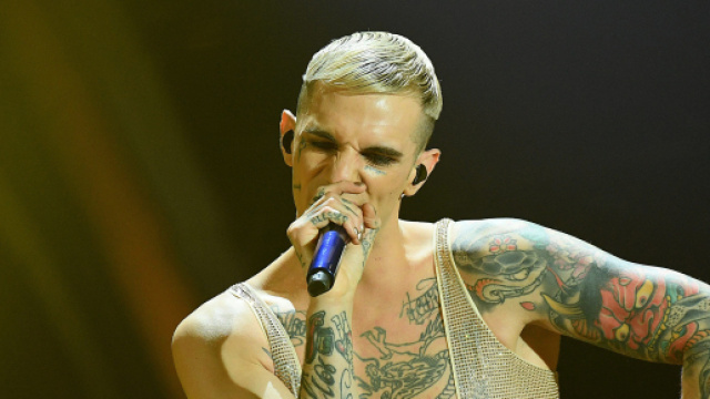 Achille Lauro a Sanremo con un look ad hoc con il suo brano 'Me ne frego'.