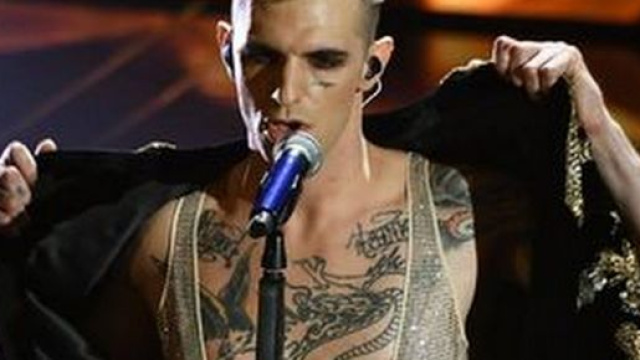 Achille Lauro si spoglia a Sanremo 2020