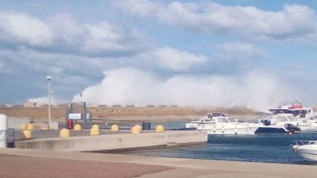 Brindisi, tempesta su tutta la costa, mare a forza 9