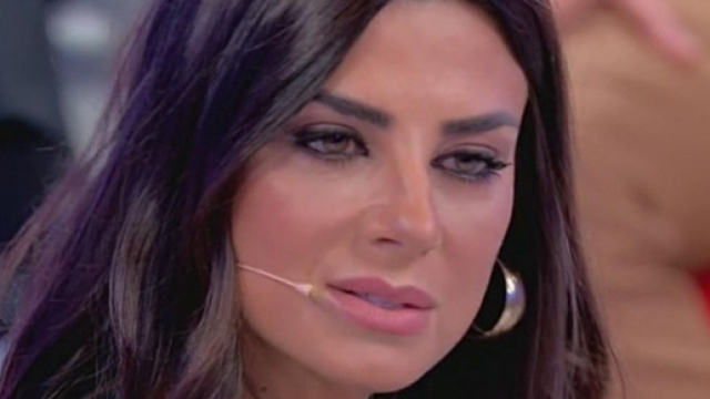 Grande Fratello Vip, Serena 'smacherata': like all'ex tentatore mentre Pago era già in Casa.