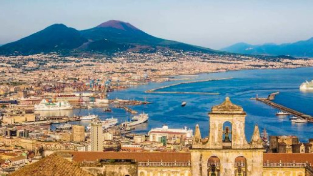 Napoli è la città in cui è cresciuta Anna Solaro, protagonista del romanzo di Lorenza Cozzolino.