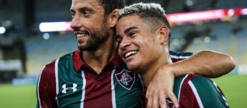 Abraçado por Nenê, Miguel é um dos destaques do Fluminense na temporada. (Foto: Lucas Merçon - www.fluminense.com.br)