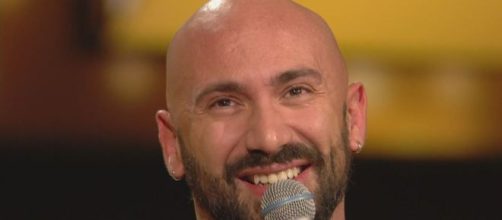 La storia di Federico Martello, cantante siciliano con disabilità.