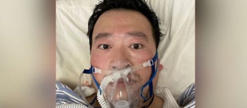 Li Wenliang è morto: fu il primo a lanciare l'allarme per il coronavirus e per questo venne arrestato.