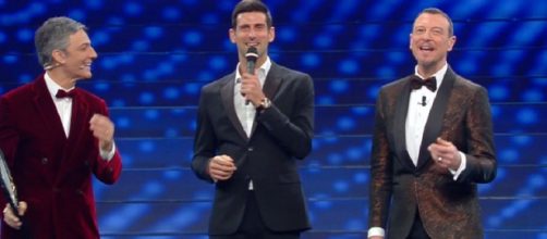 Novak Djokovic sul palco di Sanremo tra Fiorello e Amadeus.