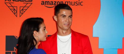 Cristiano Ronaldo y Georgina posando juntos