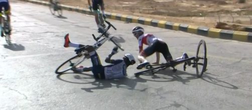 La caduta di Valerio Conti nella quarta tappa del Saudi Tour.