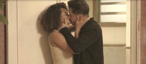 Vitória e Raul se beijam em 'Amor de Mãe'. (Reprodução/TV Globo)
