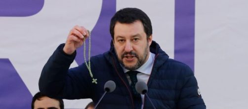 Salvini di fronte alla folla durante un comizio.