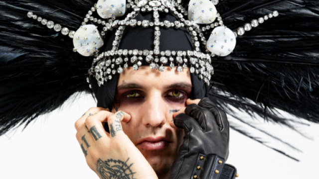 Achille Lauro nei panni della Marchesa Luisa Casati Stampa, outfit scelto per la terza serata sanremese.